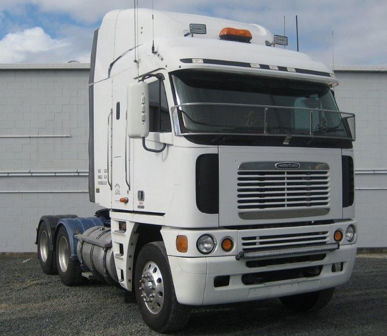 freightliner argosy (половинки правая/левая) 